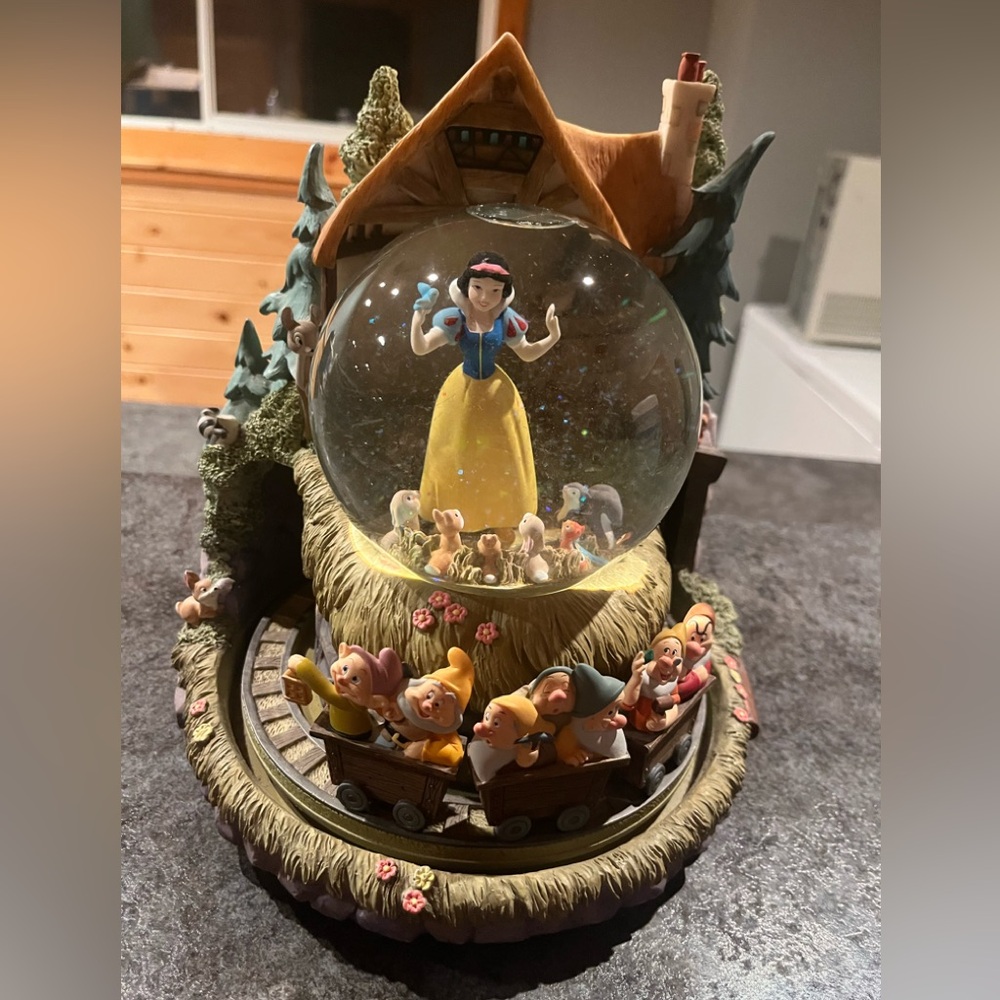 Disney Snow White Musical Snow Globe